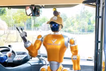 Robot hình người VinDynamics thử nghiệm thực tế tại Vinpearl Safari Phú Quốc