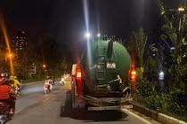 Bắt quả tang đối tượng xả thẳng chất thải bể phốt xuống sông Tô Lịch
