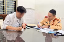 Xử phạt tài xế để trẻ nhỏ ngồi trước vô lăng 