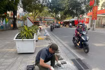 Rào chắn vỉa hè trả lại không gian cho người đi bộ ở phường Kim Liên, Hà Nội