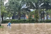 Mưa giảm, Hà Nội vẫn còn nhiều điểm úng ngập