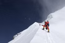 Gần 300 nhà leo núi lập kỷ lục chinh phục đỉnh Everest trong ngày