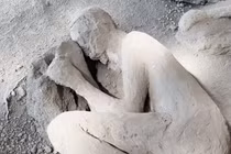 Hài cốt 2.000 năm tuổi mang dụng cụ y tế tại Pompeii hé lộ nhiều bí ẩn