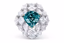 Viên kim cương xanh 5,5 carat bán đấu giá kỷ lục 17,3 triệu USD
