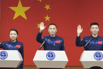 Phi hành gia Trung Quốc lên trạm Thiên Cung chuẩn bị đổ bộ Mặt trăng