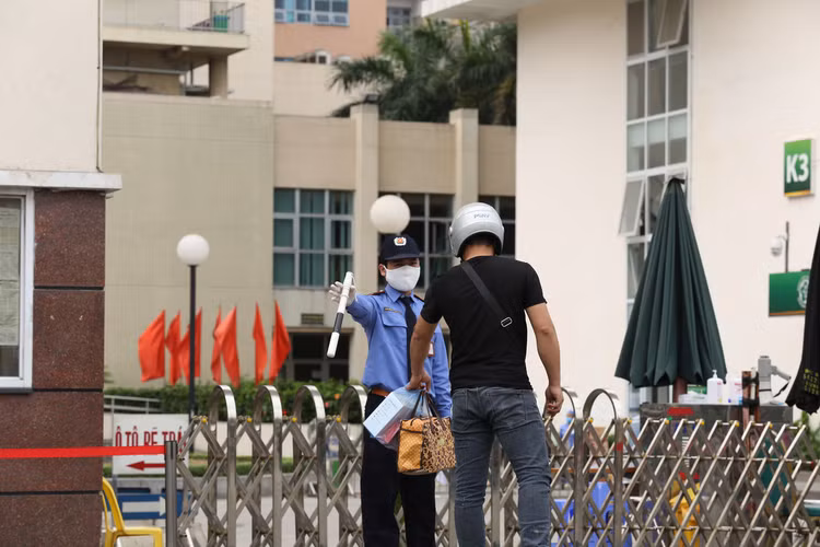 Bị từ chối tiếp tế, cố đưa đồ qua khe cổng bệnh viện Bạch Mai