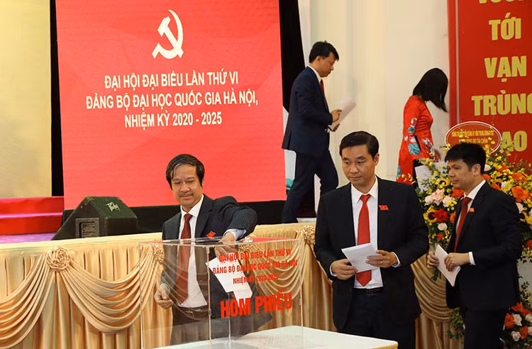 Ông Nguyễn Kim Sơn tái đắc cử chức Bí thư Đảng ủy Đại học Quốc gia Hà Nội ảnh 1