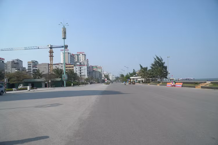 Biển Sầm Sơn vắng tanh vì công điện không đón khách ngoại tỉnh - 8