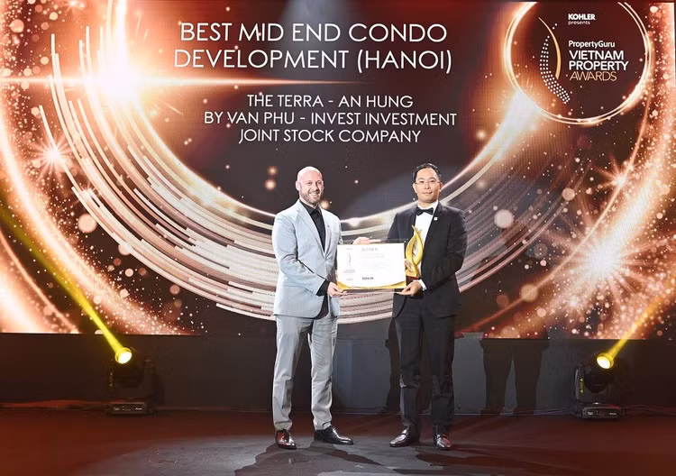 Ông Lâm Hoàng Đăng, đại diện Văn Phú – Invest nhận giải tại PropertyGuru Vietnam Property Award 2020.
