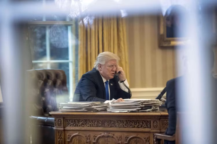 Tong thong Trump thiet quan luat anh 3