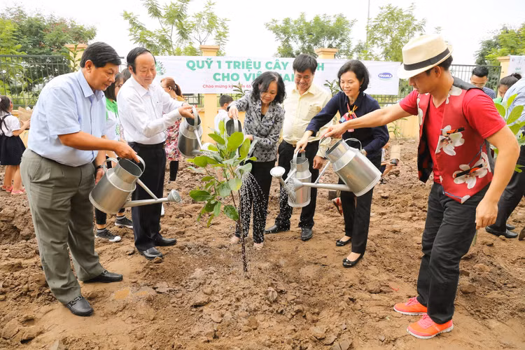 Nghệ sĩ ưu tú Xuân Bắc đã tham gia đồng hành cùng “Quỹ 1 triệu cây xanh cho Việt Nam” trong các hoạt động trồng cây tại các địa phương trong nhiều năm qua.
