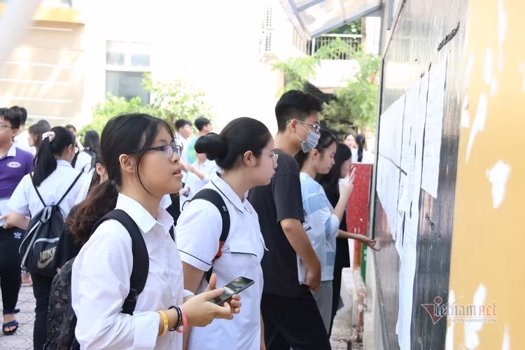 Hơn 400 thí sinh bỏ môn thi đầu tiên vào lớp 10 ở Hà Nội