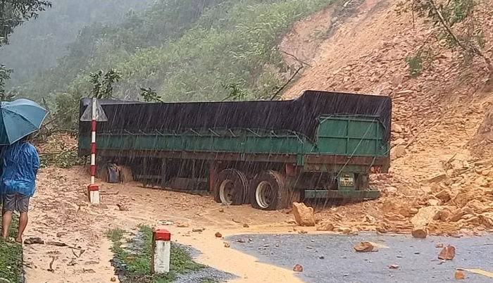 Quảng Bình: Nước lũ lên nhanh, 4 huyện bị chia cắt, ngập gần 35 nghìn ngôi nhà - 3
