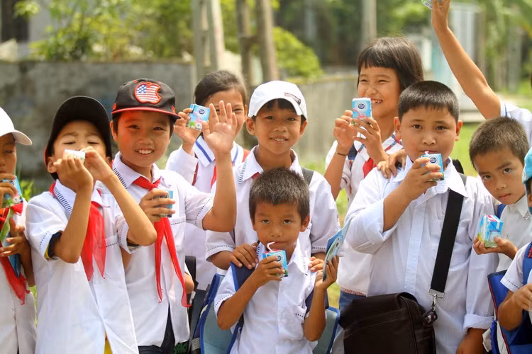 Dinh dưỡng cân bằng là nền tảng nâng cao thể chất của trẻ. Có thể nói, bằng kim chỉ nam “Nuôi dưỡng từ thiên nhiên” được thực hiện xuyên suốt 145 năm và phủ rộng trên toàn cầu, trong đó có Việt Nam, Cô Gái Hà Lan đang góp phần mang lại cuộc sống khỏe mạnh và nền tảng thể chất vững vàng cho thế hệ tương lai qua các sản phẩm sữa an toàn, tự nhiên và thuần khiết.
