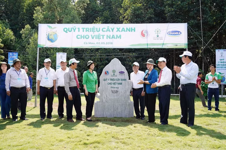 Bà Nguyễn Thị Kim Ngân, Ủy viên Bộ Chính trị, Chủ tịch Quốc hội nước CHXHCNVN đã cùng “Quỹ 1 triệu cây xanh cho Việt Nam” trồng cây tại Mốc tọa độ Quốc gia Mũi Cà Mau.