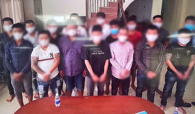 Vì sao gần 200 người mặc đồng phục tấn công quán nhậu? ảnh 2 Ít nhất 15 người bị bắt sau vụ tấn công quán Ốc Hương. Ảnh: Công an cung cấp.