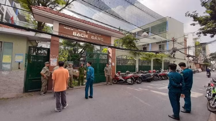 TP.HCM: Cây phượng trong trường bật gốc, 1 học sinh tử vong - ảnh 1