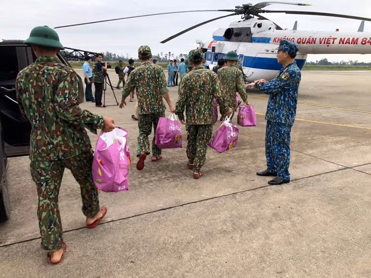 Lực lượng không quân triển khai cứu hộ, cứu nạn các nạn tại các thủy điện. - Ảnh: VGP Lực lượng không quân triển khai cứu hộ, cứu nạn các nạn tại các thủy điện. - Ảnh: VGP