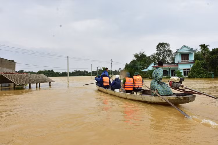 Công an tỉnh Thừa Thiên-Huế đến từng nhà giúp người dân tránh lũ. Ảnh: VGP Công an tỉnh Thừa Thiên-Huế đến từng nhà giúp người dân tránh lũ. Ảnh: VGP