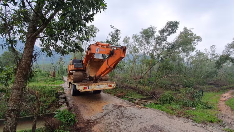 Xe múc được điều đến hiện trường phục vụ công việc cứu nạn cứu hộ tại Trạm kiểm lâm số 7. - Ảnh: Báo Thừa Thiên Huế Xe múc được điều đến hiện trường phục vụ công việc cứu nạn cứu hộ tại Trạm kiểm lâm số 7. - Ảnh: Báo Thừa Thiên Huế