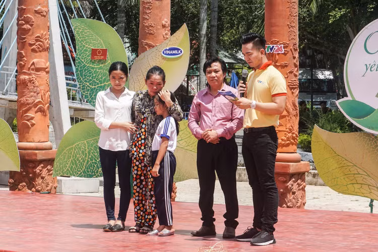 Ông Trần Hữu Phương, Giám đốc Chi nhánh Vinamilk tại Cần Thơ chia sẻ với hoàn cảnh của gia đình bé Hoàng Thị Hồng Ngọc.