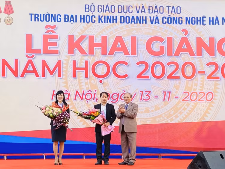 PGS.TS Hà Đức Trụ tặng hoa cảm ơn các đơn vị đồng hành nhận học bổng