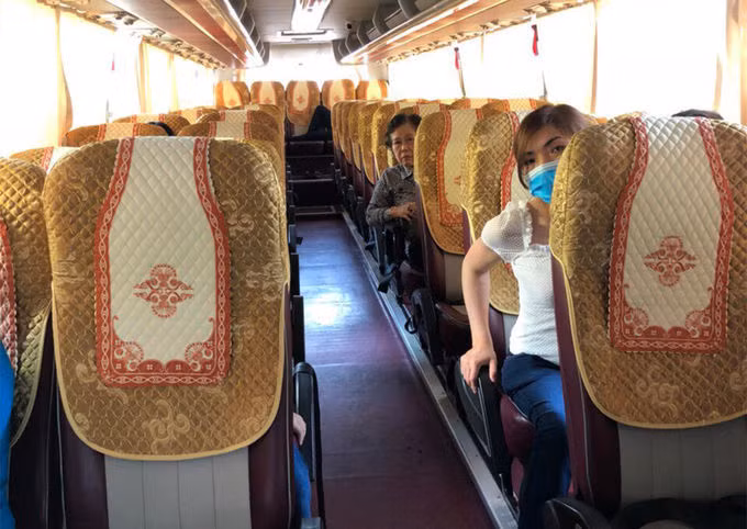 Một xe đi Hải Phòng tại bến xe Nước Ngầm gần xuất bến mới có 4 khách. Ảnh: Anh Duy.&nbsp;