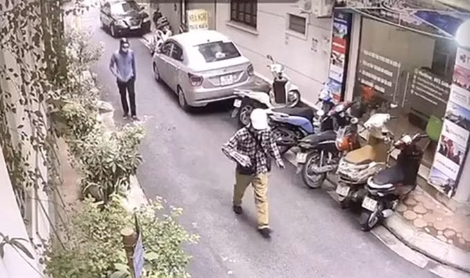 Ngọc và Mạnh đi bộ vào ngân hàng bị camera an ninh ghi lại. Ảnh: Công an cung cấp.
