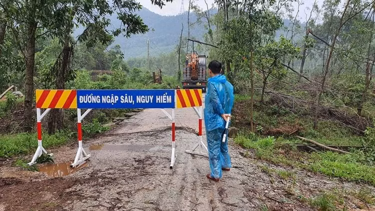 Bộ đội cùng xe đặc chủng đến gần công trình thủy điện nghi sạt lở - 6