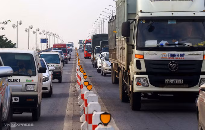Cầu Thanh Trì thường xuyên ùn tắc, tai nạn ảnh 1 Ùn tắc, tai nạn triền miên trên cầu Thanh Trì