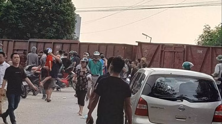 Hà Nội: Ô tô đưa đón va chạm với tàu hỏa, 6 học sinh nhập viện - 1