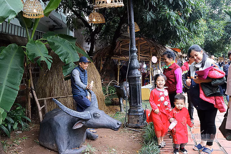 Hơn 50 thầy đồ hội tụ, Tết xưa được tái hiện ở Văn Miếu