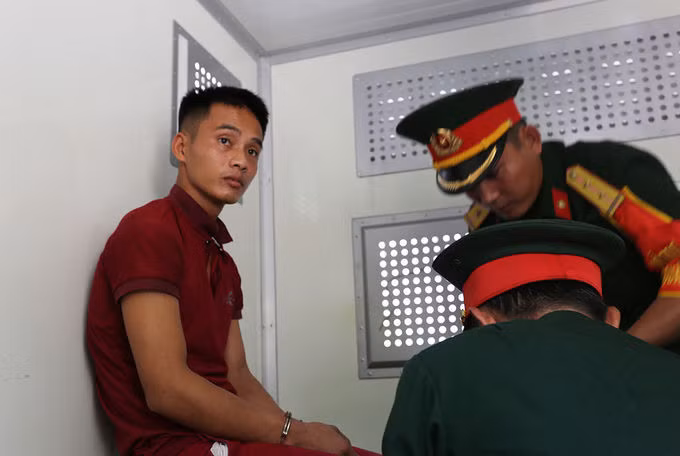 Triệu Quân Sự trong ngồi trong xe chuyên dụng đưa về trại tạm giam của quân đội. Ảnh: Đắc Thành.