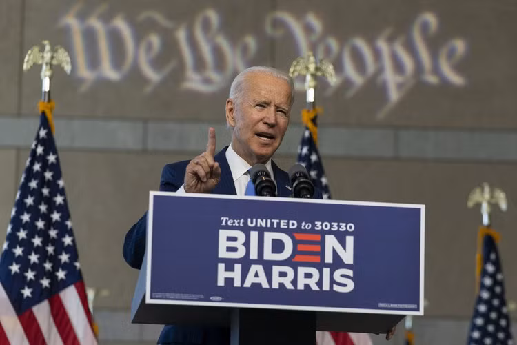 Biden nam loi the tai chinh truoc Trump anh 1