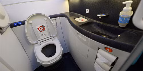 Chuyện gì xảy ra nếu trên máy bay bạn ấn nút xả bồn cầu toilet khi đang ngồi? ảnh 1