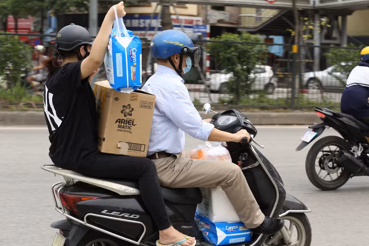 Bị từ chối tiếp tế, cố đưa đồ qua khe cổng bệnh viện Bạch Mai
