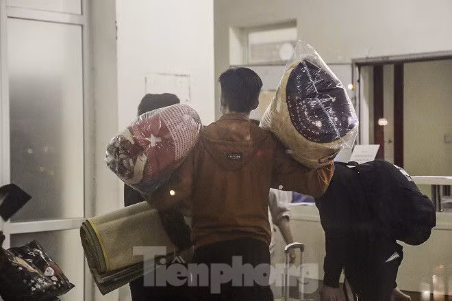 Lấy 3 tòa nhà làm khu cách ly, sinh viên ở Mỹ Đình di dời trong đêm - ảnh 10