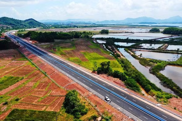Những công trình hạ tầng hiện đại đưa Vân Đồn tới gần hơn với du khách trong và ngoài nước.