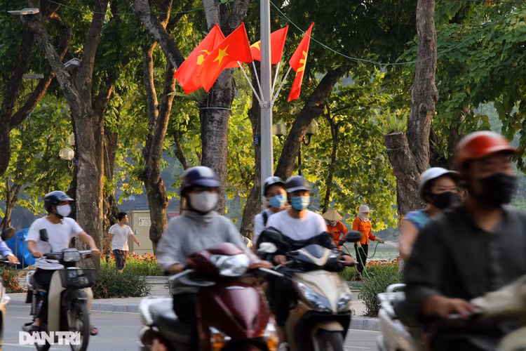 Hà Nội: Cờ Tổ quốc đỏ rực khắp phố phường mừng ngày Quốc Khánh - 9