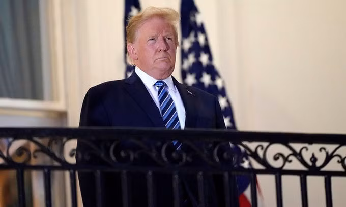 Tổng thống Trump đứng trên ban công Truman ở Nhà Trắng hôm 5/10, sau khi rời Trung tâm Quân y Walter Reed. Ảnh: AP.