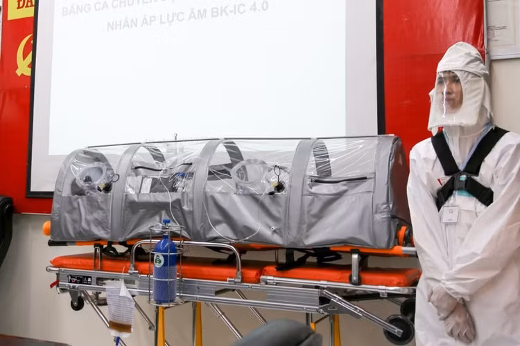 Nhóm kỹ sư trường Bách khoa chế tạo băng ca áp lực âm cho bệnh viện ảnh 1 Nhóm kỹ sư trường Bách khoa chế tạo băng ca áp lực âm cho bệnh viện
