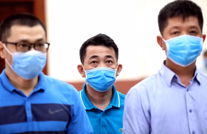 VKSND Cấp cao: Thuốc ung thư giả gây bức xúc dư luận ảnh 2 Nguyễn Minh Hùng (giữa) không kháng cáo nhưng được trích xuất đến tòa. Ảnh: Hữu Khoa.