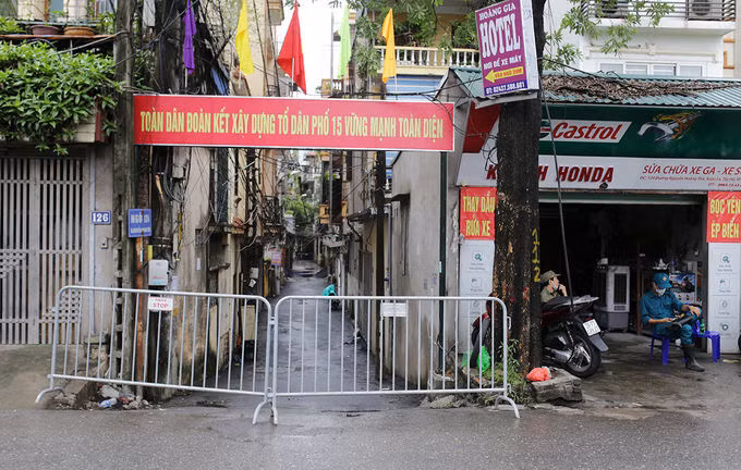 Ngõ 124 đường Nguyễn Hoàng Tôn, quận Tây Hồ, nơi bệnh nhân 979 cư trú đang được phong tỏa sáng 18/8. Tất Định.