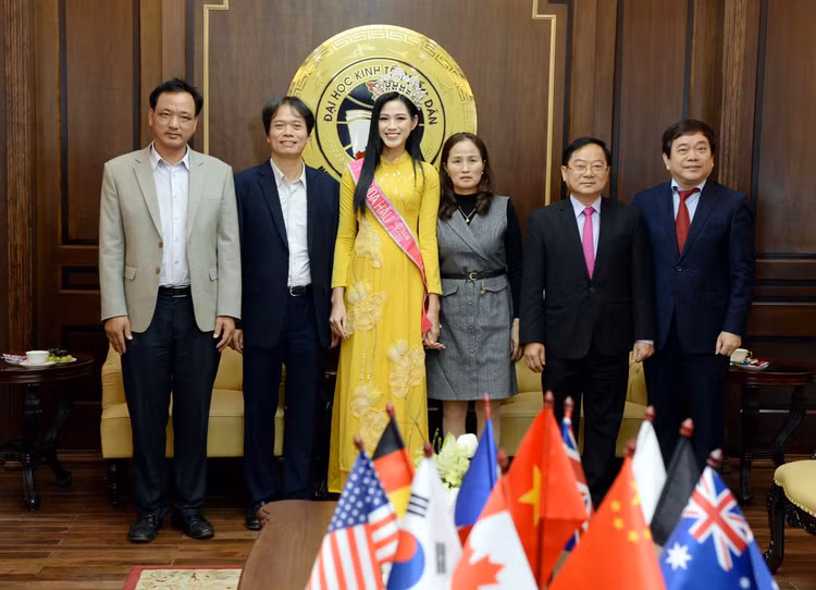 Hiệu trưởng Kinh tế quốc dân lên tiếng về ảnh chắp tay báo cáo hoa hậu - 10