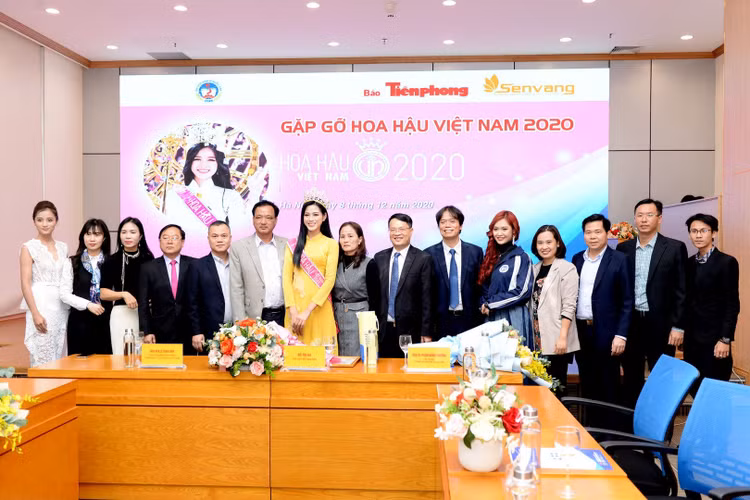 Hiệu trưởng Kinh tế quốc dân lên tiếng về ảnh chắp tay báo cáo hoa hậu - 8