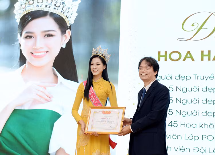 Hiệu trưởng Kinh tế quốc dân lên tiếng về ảnh chắp tay báo cáo hoa hậu - 6