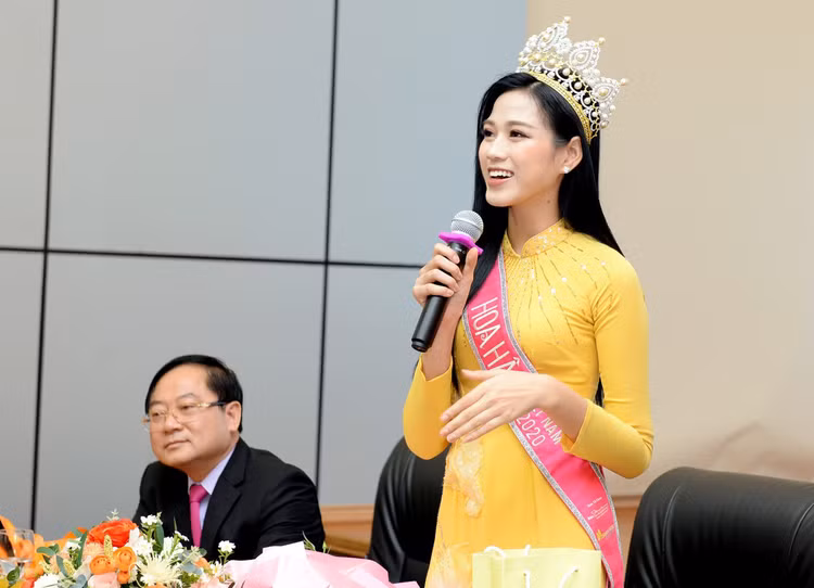 Hiệu trưởng Kinh tế quốc dân lên tiếng về ảnh chắp tay báo cáo hoa hậu - 5