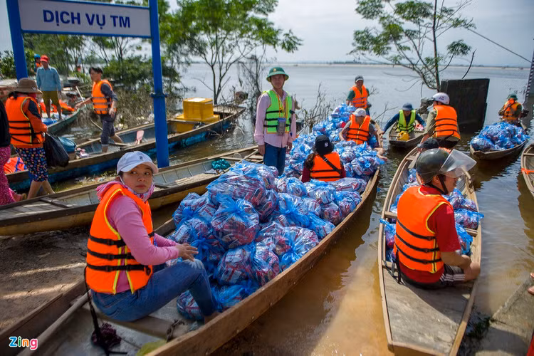 Cuu tro vung lu Quang Binh anh 11