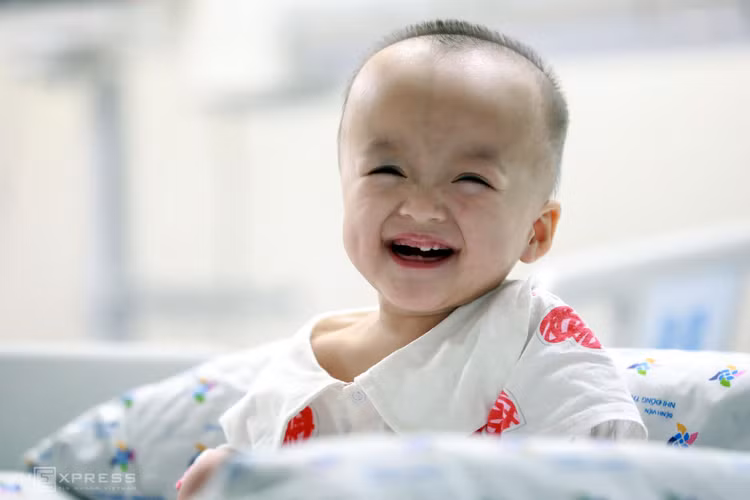 Trúc Nhi, Diệu Nhi tập đứng, tập bò ảnh 9 Trúc Nhi, Diệu Nhi tập đứng, tập bò ảnh 9