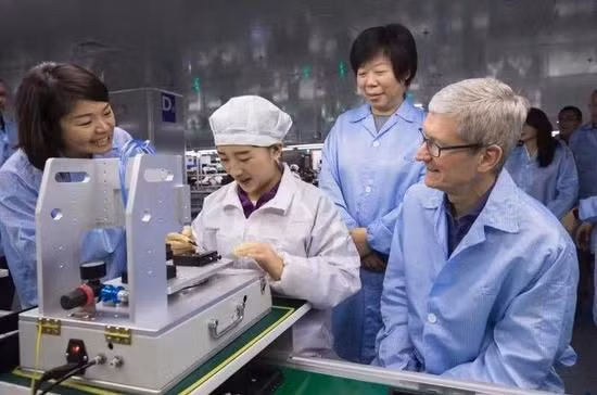 Tim Cook đến thăm công nhân lắp ráp iPhone tại nhà máy Luxshare vào năm 2017. Ảnh: Luxshare.